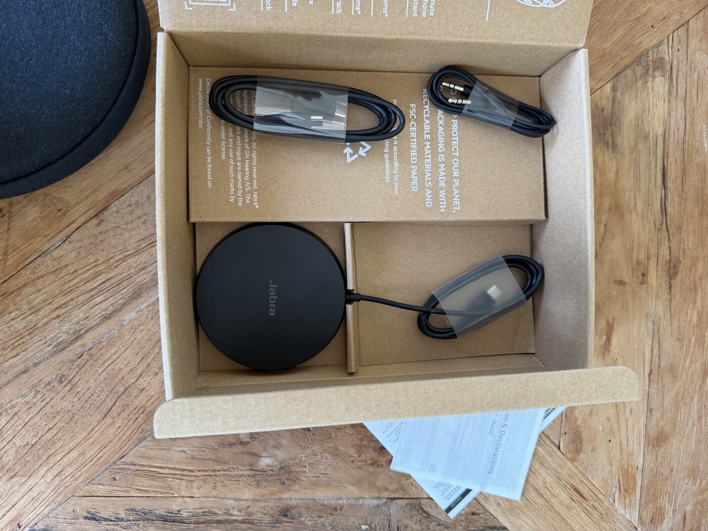 Jabra Evolve3 85 charging pad, USB-C cable and 3.5mm cable in the box